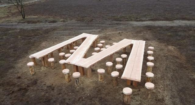 Aan deze tafel zouden te raadsvergaderingen gehouden kunnen worden.